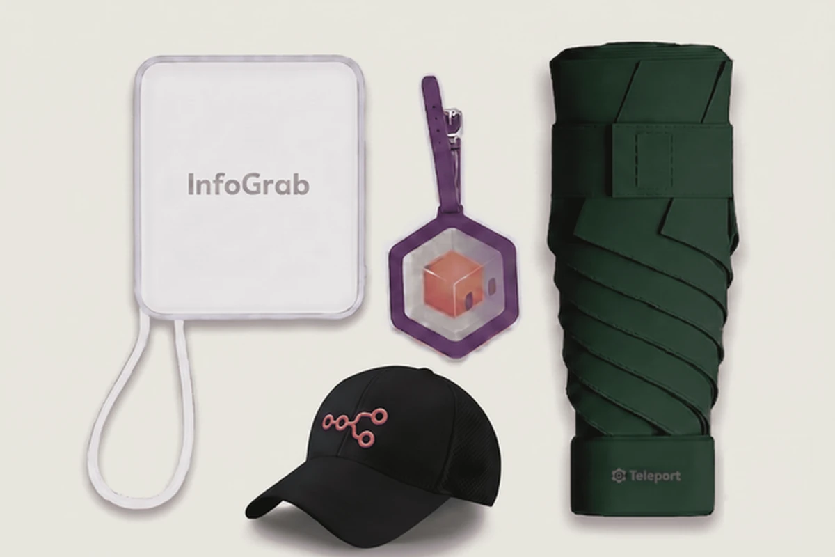 올해 스웩 구성 — 무선충전 보조배터리, GitLab 러기지 태그, n8n 캡모자, Teleport 우산
